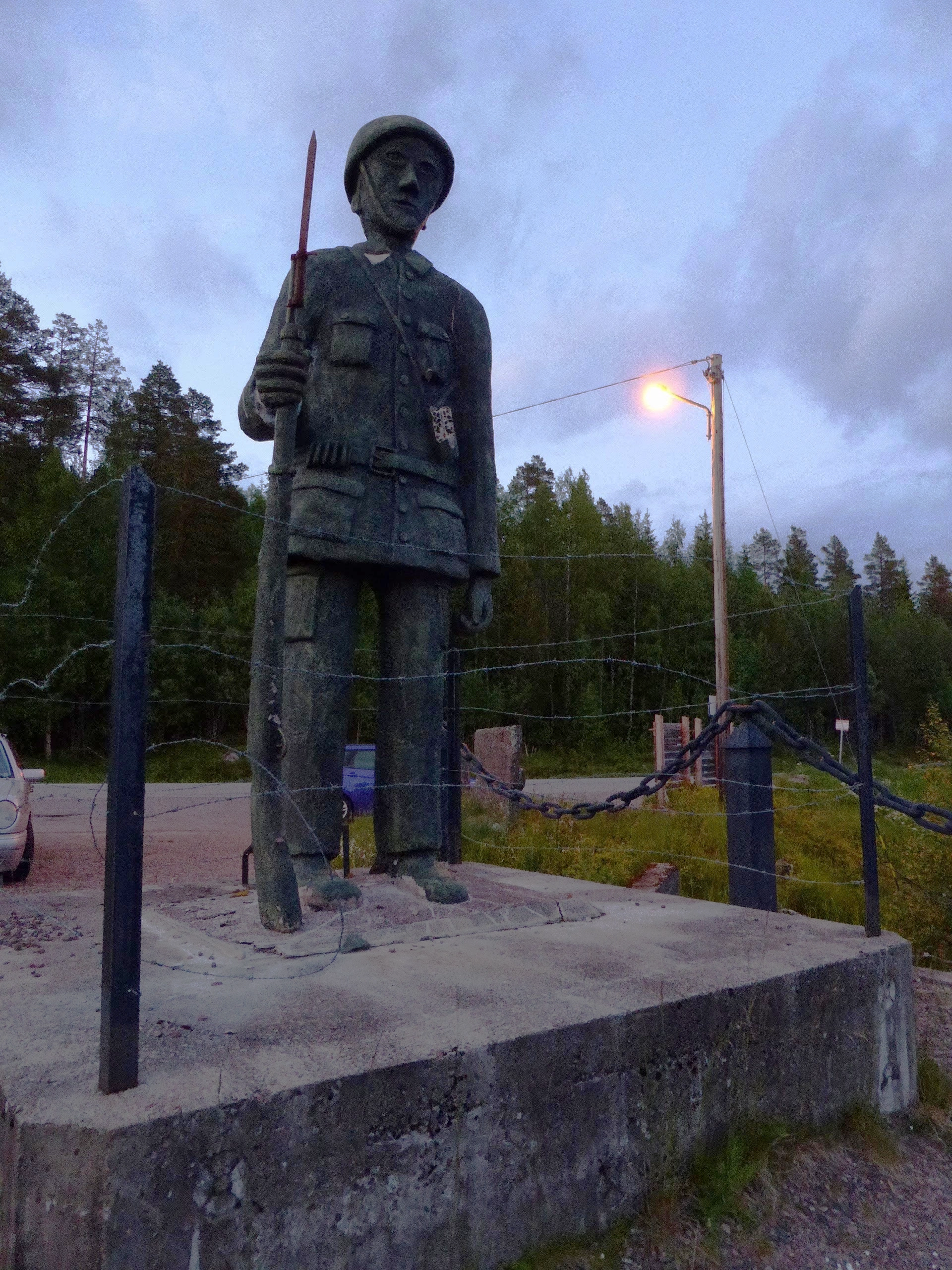 Bronze statue of a Swedish WWII soldier at the Fulunäs crossroads, commemorating border defense and neutrality.
